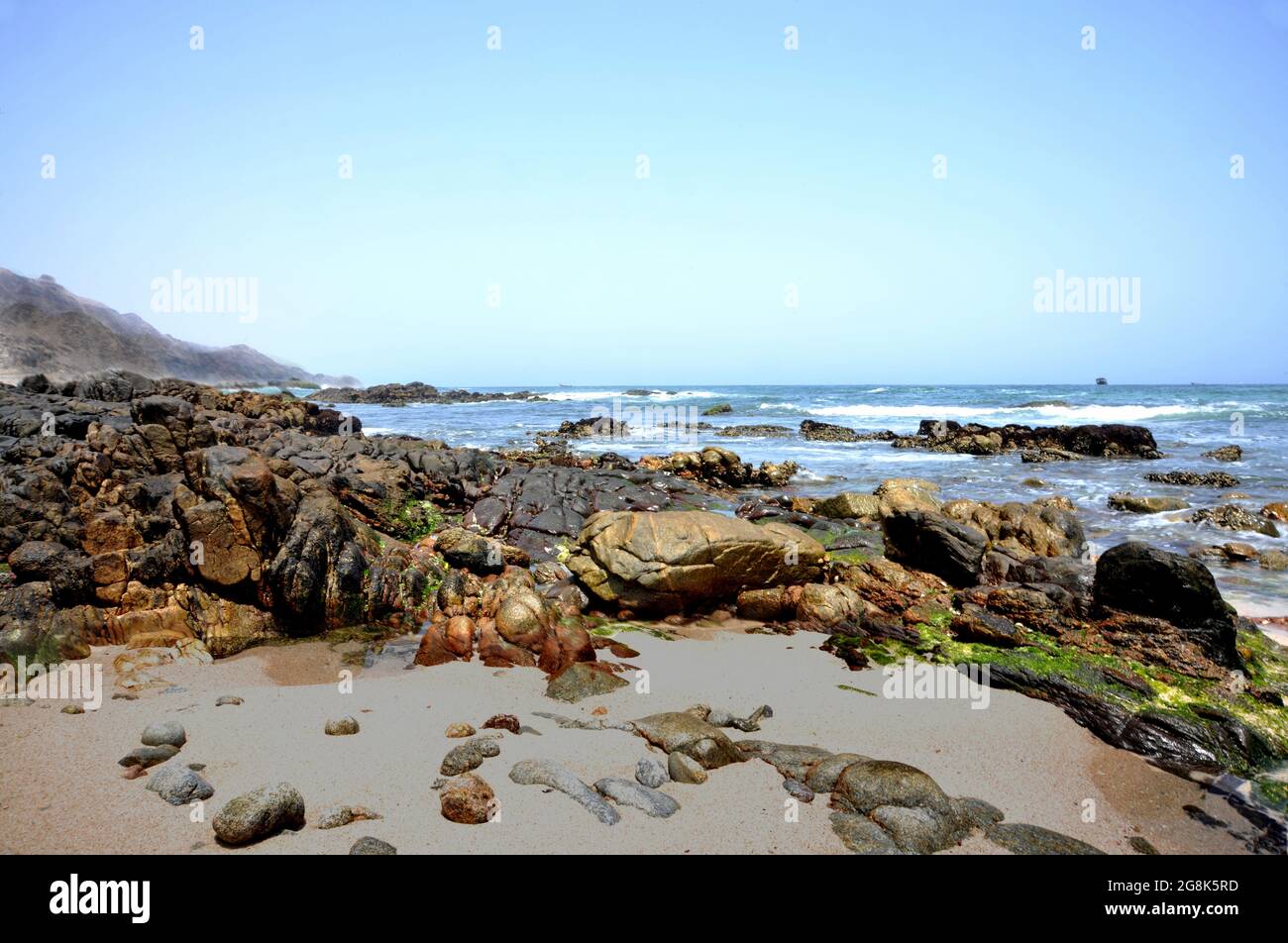 Orizzontale. Spiaggia rocciosa nel sud di Oman, Salalah, Medio Oriente Foto Stock