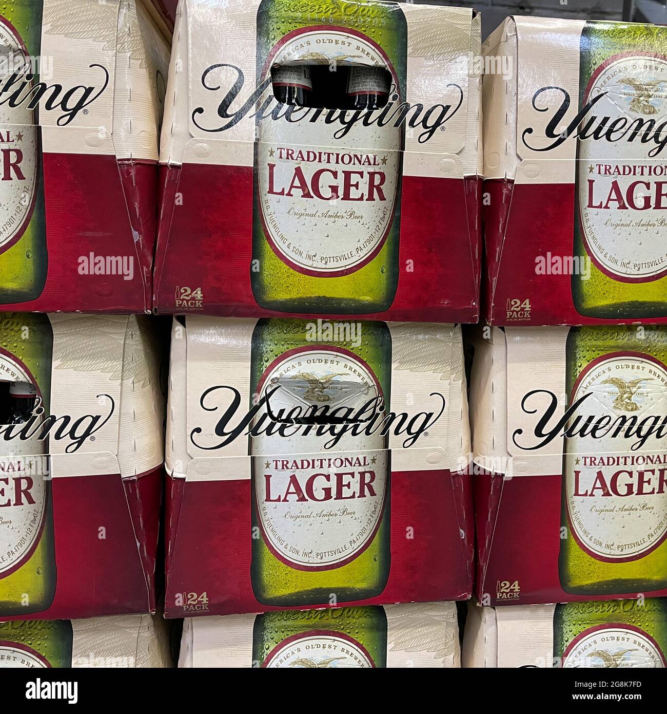 Orlando, FL USA - 18 luglio 2021: Casse di bottiglie di Lager tradizionale Yuengling in un negozio Sams Club in attesa di acquisto da parte dei clienti. Foto Stock