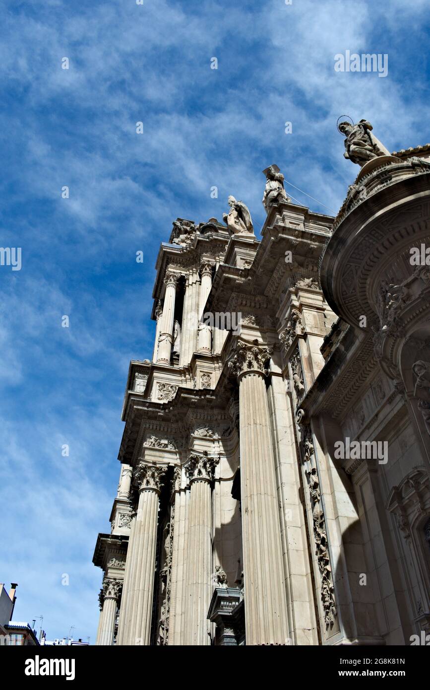 Cattedrale di Murcia, Spagna scatto drammatico dello storico monumento rinascimentale spagnolo vista mozzafiato delle eleganti torri e colonne della facciata del Th Foto Stock