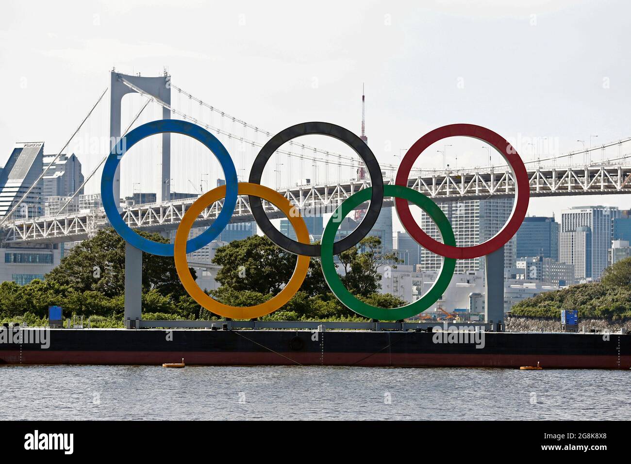 Tokyo, Giappone. 21 luglio 2021. Anelli Olimpici di fronte al Ponte dell'Arcobaleno, Ponte dell'Arcobaleno, nel porto di Tokyo, Porto di Tokyo, caratteristica, foto simbolo, motivo del confine, 07/21/2021 Olimpiadi estive 2020, dal 07/23 al 2021. - 08.08.2021 a Tokyo/Giappone. Credit: dpa/Alamy Live News Foto Stock