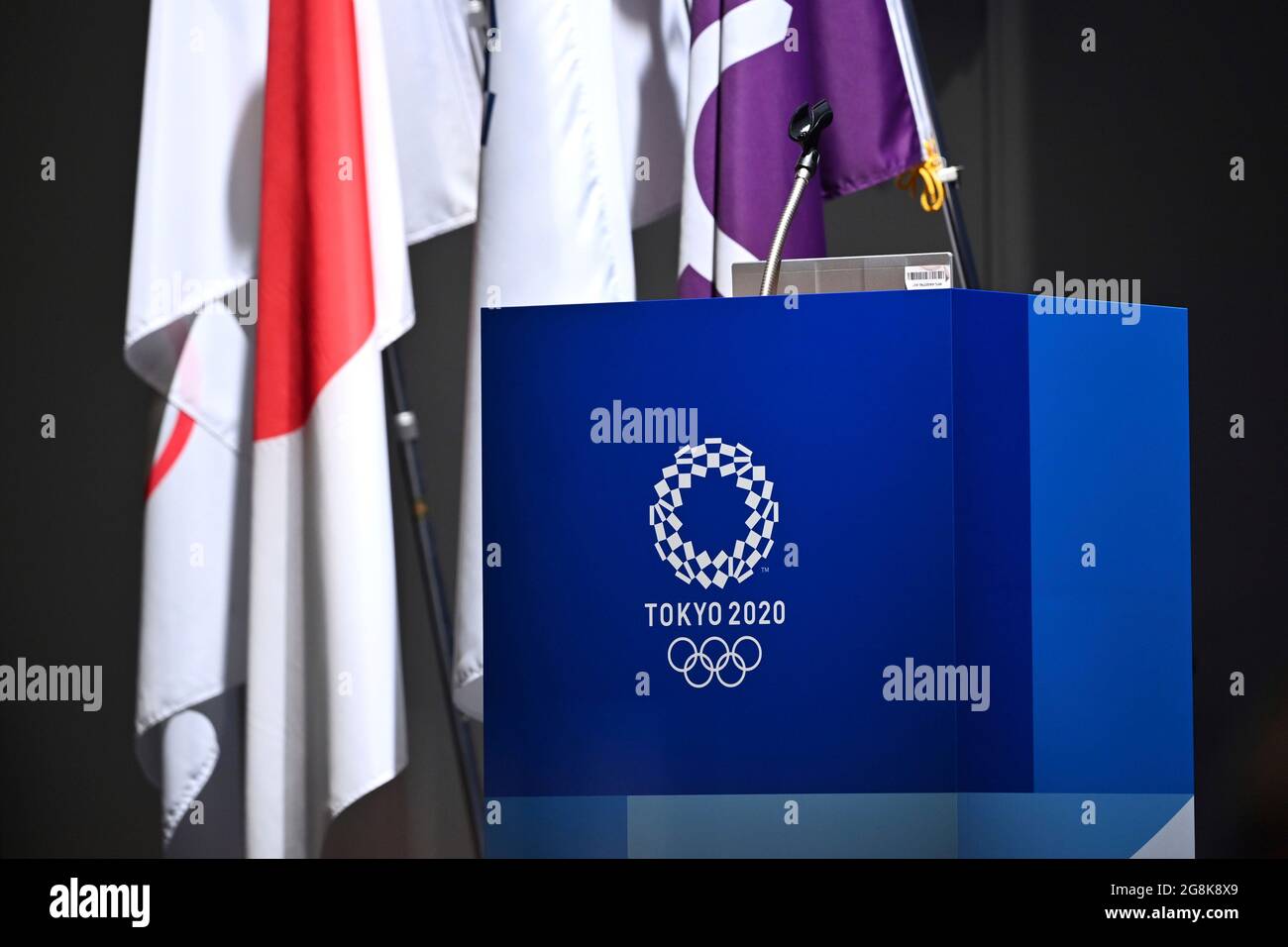 Edge Motif, conferenza stampa del CIO il 21 luglio 2021, leggio con anelli olimpici e logo Tokyo 2020. Olimpiadi estive 2020, da luglio 23. - 08.08.2021 a Tokyo/Giappone. Foto Stock