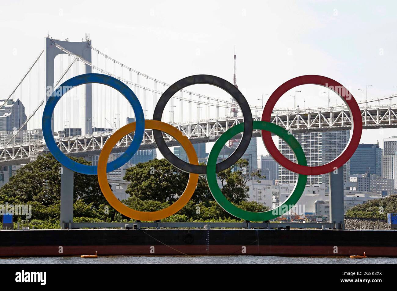 Tokyo, Giappone. 21 luglio 2021. Anelli Olimpici di fronte al Ponte dell'Arcobaleno, Ponte dell'Arcobaleno, nel porto di Tokyo, Porto di Tokyo, caratteristica, foto simbolo, motivo del confine, 07/21/2021 Olimpiadi estive 2020, dal 07/23 al 2021. - 08.08.2021 a Tokyo/Giappone. Credit: dpa/Alamy Live News Foto Stock