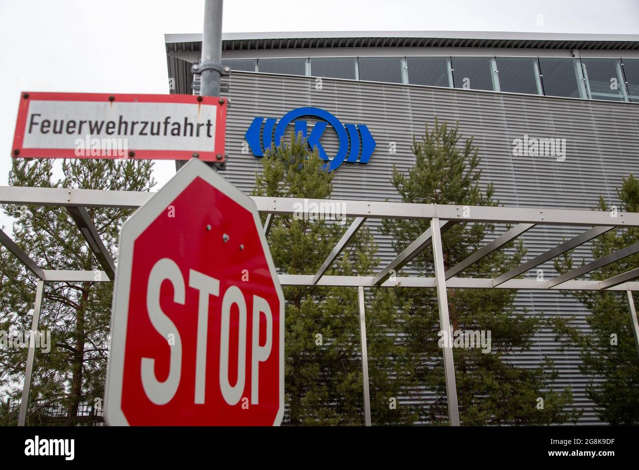 Knorr-Bremse Logo vor Stop-Swild. Der Hauptsitz von Knorr Bremse in München. Knorr-Bremse ist ein deutsches Unternehmen, welches weltweit führender Hersteller von Bremssystemen für Schienen- und Nutzfahrzeuge ist. 2018 ginging das Unternehmen an die Börse und ist aktuell im MDAX gelistet. (Foto di Alexander Pohl/Sipa USA) Credit: Sipa USA/Alamy Live News Foto Stock