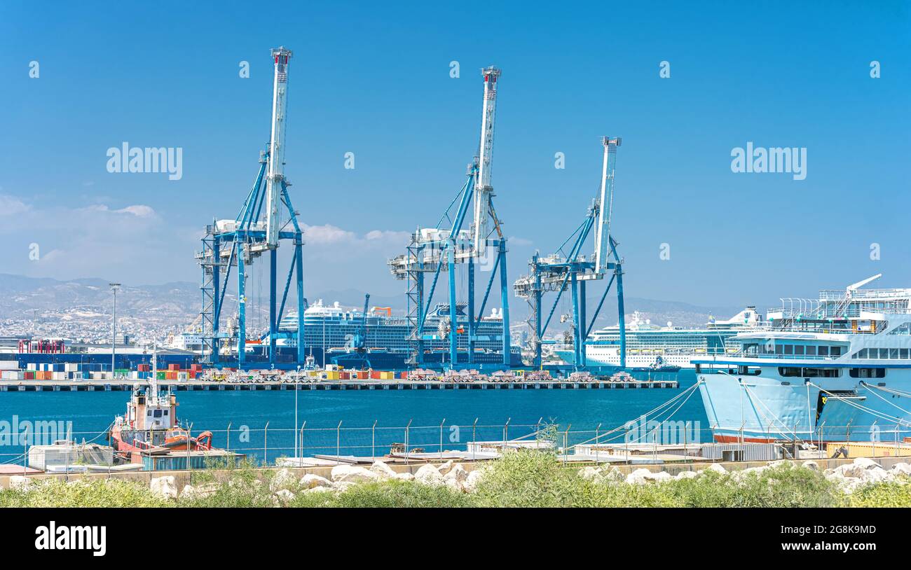 Gru a portale, magazzino container e navi al terminal cargo del porto di Limassol, Cipro Foto Stock