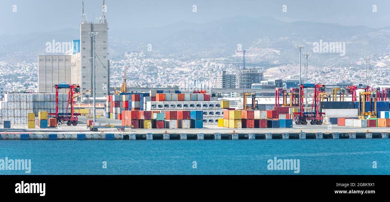 Cantiere con portarotoli e altri impianti nel terminal merci del porto di Limassol, Cipro Foto Stock