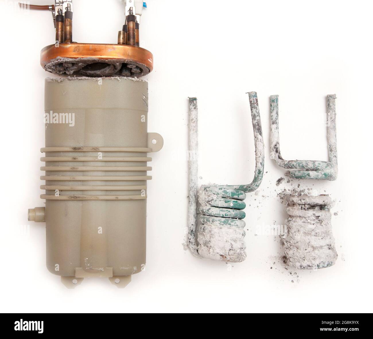 Bagno doccia scaldabagno, brocken a parte per rivelare interni in scala con depositi di calcare dopo 20 anni di utilizzo, Herts, Letti. REGNO UNITO Foto Stock