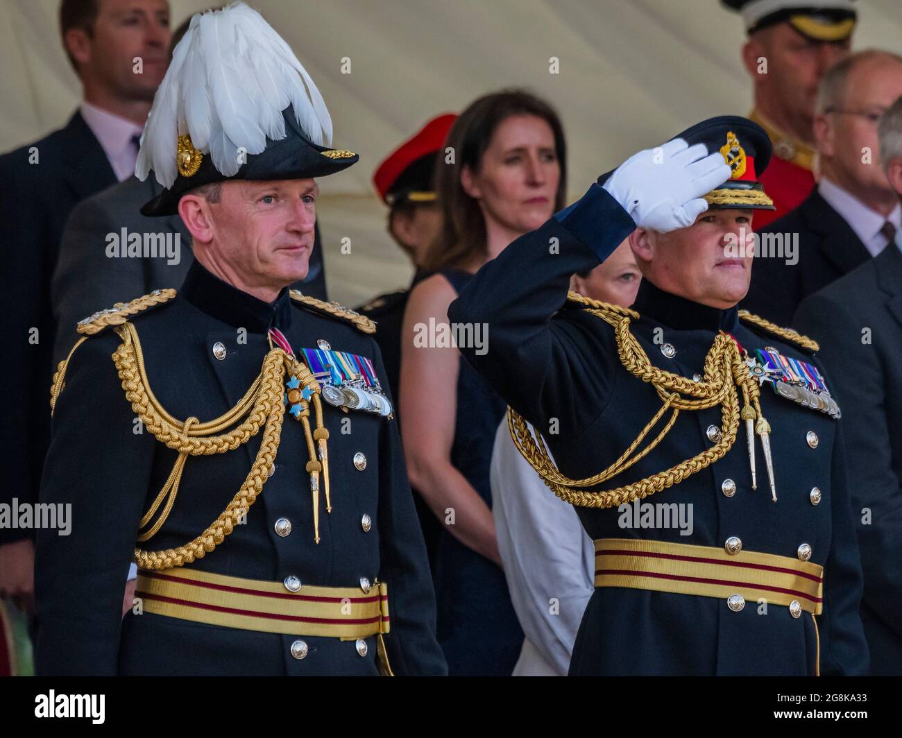 Londra, Regno Unito. 20 luglio 2021. Generale maggiore CJ Ghika CBE, comandante della divisione Houeshold (cappello a piombo), E il tenente generale IJ Cave, CB, escono a prendere il saluto - i membri delle bande di Grenadier, Coldstream, Scots, Irish e Welsh Guardie e i rappresentanti del 1 ° Battaglione Grenadier Corps of Drums eseguire la Spada & la Corona. Credit: Guy Bell/Alamy Live News Foto Stock