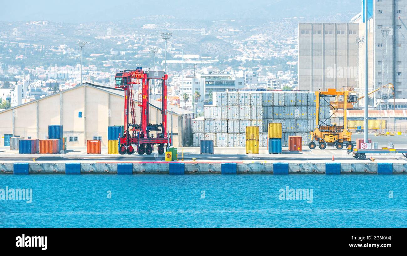 Due contenitori di spedizione davanti al magazzino presso il terminal portuale del carico Foto Stock