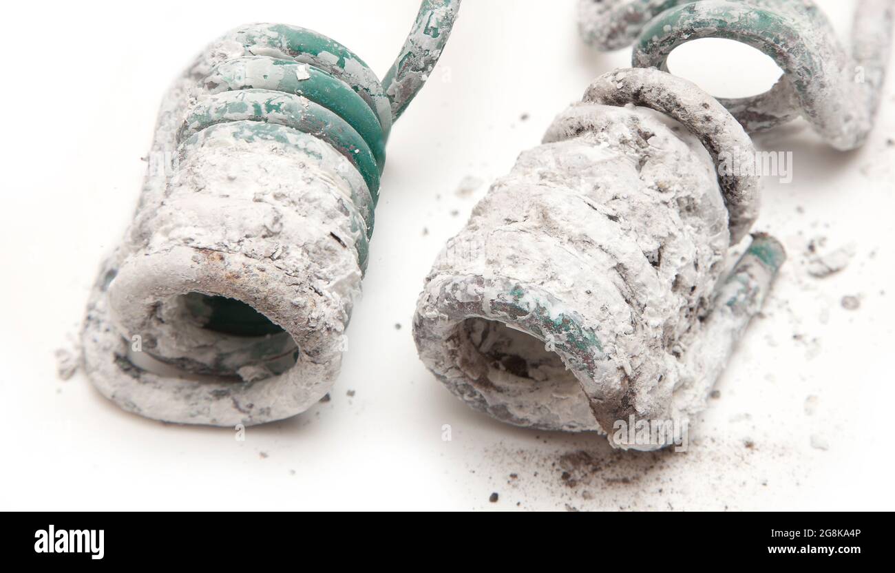 Bagno doccia scaldabagno, brocken a parte per rivelare interni in scala con depositi di calcare dopo 20 anni di utilizzo, Herts, Letti. REGNO UNITO Foto Stock