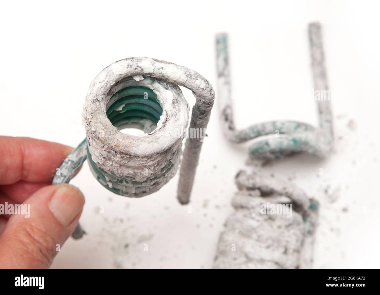 Bagno doccia scaldabagno, brocken a parte per rivelare interni in scala con depositi di calcare dopo 20 anni di utilizzo, Herts, Letti. REGNO UNITO Foto Stock