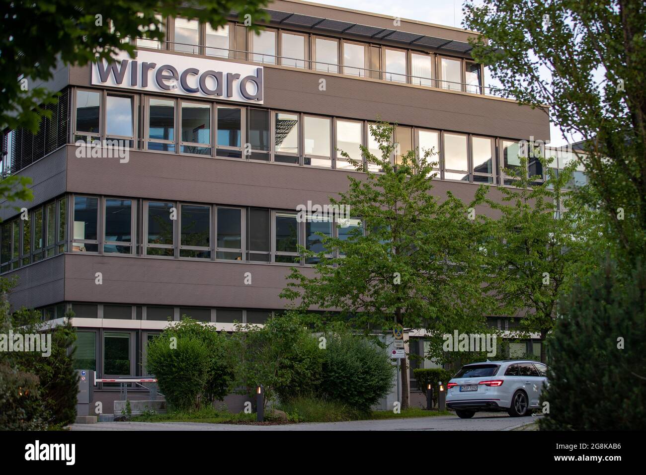 Blick auf die Zentrale des insolventen Dax Unternehmens Wirecard. Nachdem die Wirtschaftsprüfer Ernst & Young ( EY ) das Testat verweigert hatten und 1, 9 Milliarden Euro fehlen, konnte Wirecard die Angestellten nicht mehr bezahlen. Der ehemalige CEO Markus Braun saß zwischenzeitlich in Untersuchungshaft und der ehemalige COO Jan Marsalek ist untergetaucht und wird mit Haftbefehl gesucht. – Vista generale sulla sede del fallimento del fornitore globale di servizi finanziari e di tecnologia Internet Wirecard ad Aschheim, nei pressi di Monaco di Baviera. Il revisore EY ha negato a Wirecard il parere qualificato su W. Foto Stock