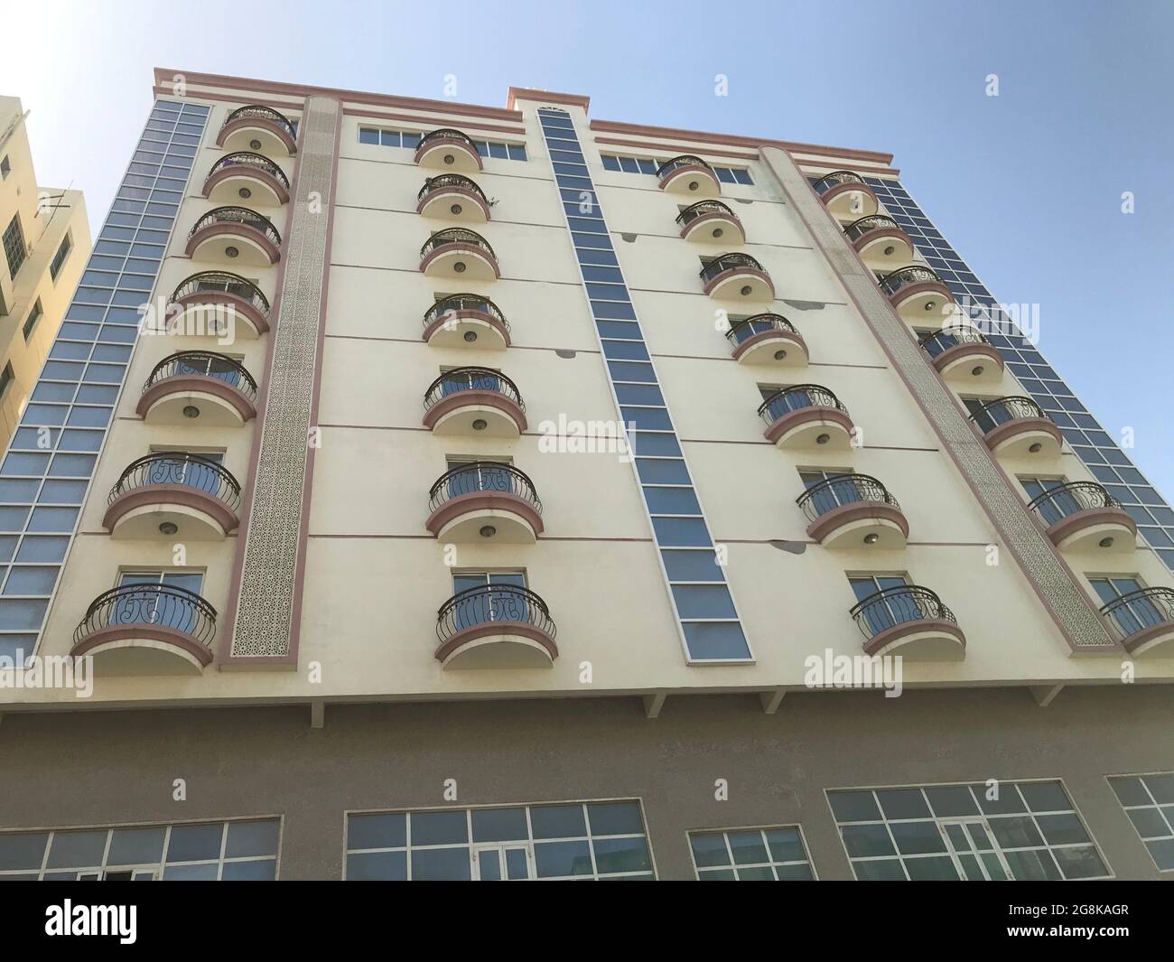 Design architettonico o elevazione frontale di un alto edificio con balconi proiettati e pannelli in vetro di alluminio Foto Stock