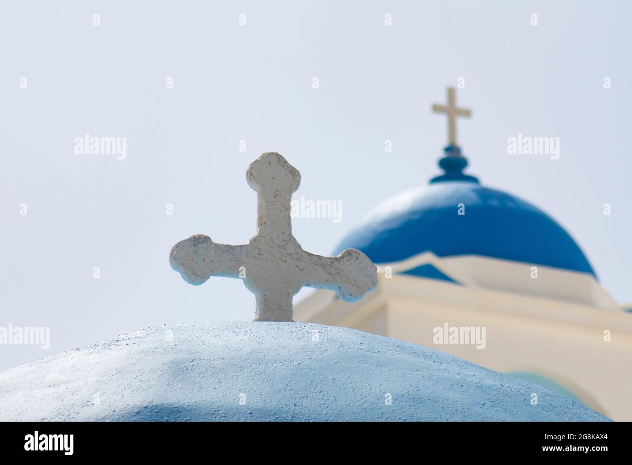 Isola di iOS Grecia tradizionale chiesa Paesaggio aspetto vista di un primo piano delle cupole blu di due eleganti cappelle antiche sfondo offuscato fornisce copia Foto Stock