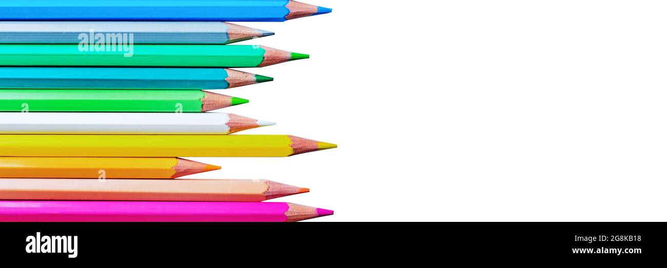 Colorate matite di legno isolate su sfondo bianco panoramico. Banner Web di ritorno alla scuola Foto Stock