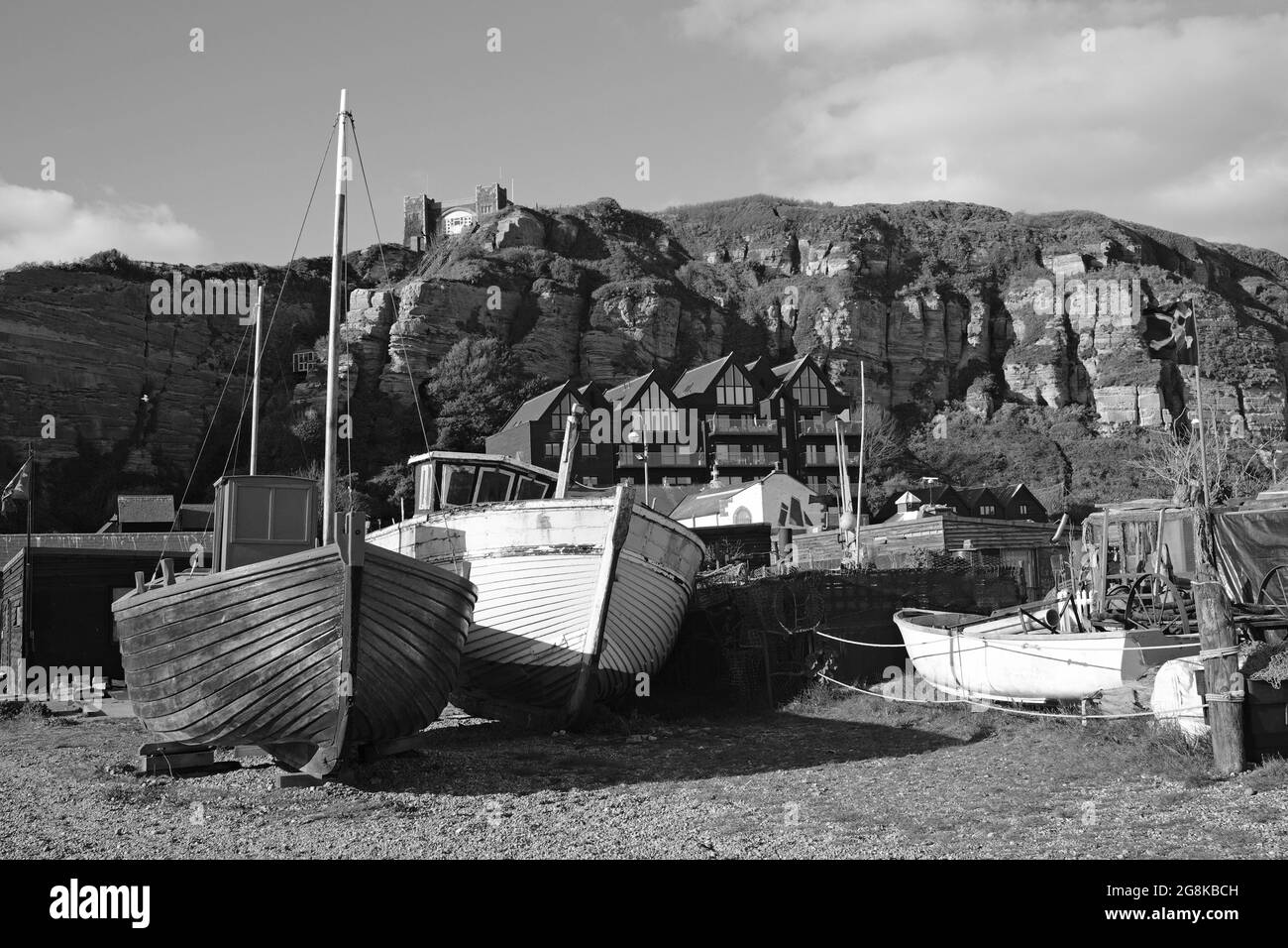 Una vista delle barche da pesca sulla spiaggia nella Città Vecchia di Hastings Foto Stock