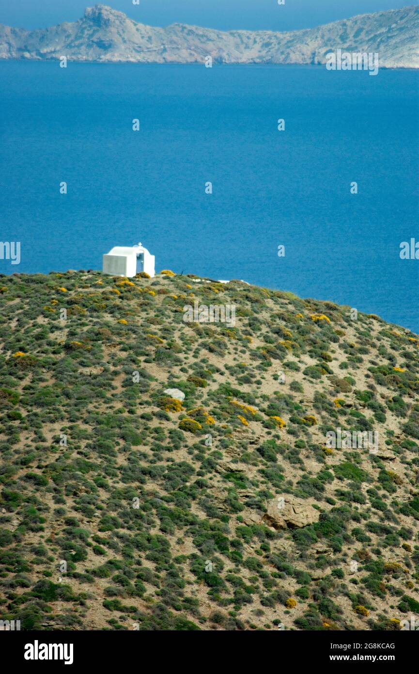 Isola ANAFI Grecia spettacolare, bella vista costiera della piccola cappella tradizionale su una collina che si affaccia sul suggestivo paesaggio costiero Copia spazio Foto Stock