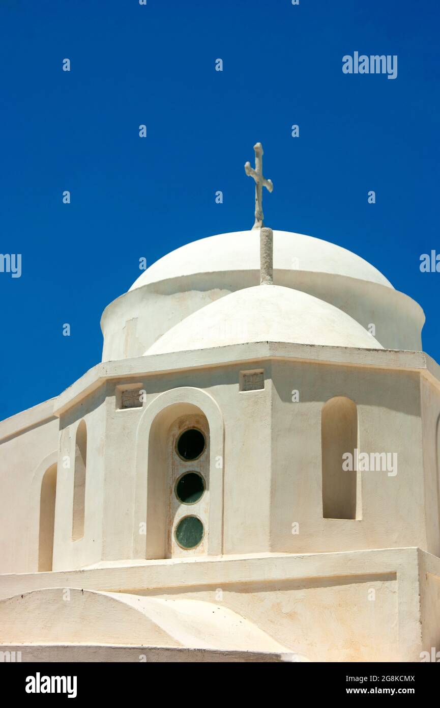 Grecia, isola di Naxos storico centro storico bella chiesa campanile con cupola architettura tradizionale cielo azzurro fornisce copia spazio verticale AS Foto Stock