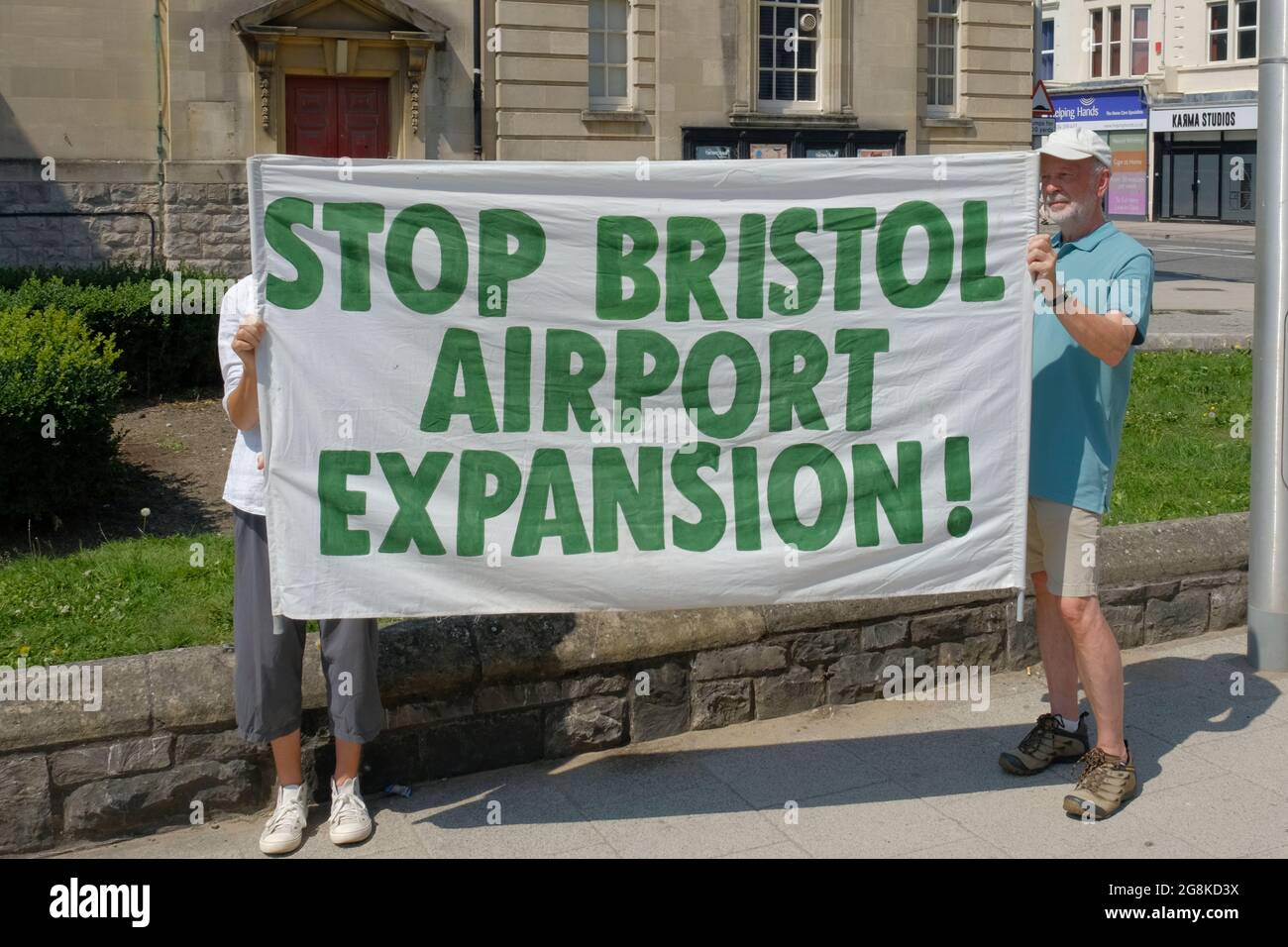 Weston-super-Mare, Somerset, Regno Unito. 21 luglio 2021. A Weston-super-Mare si discutono proposte di pianificazione per espandere l'aeroporto di Bristol. I manifestanti si stanno battendo contro l'espansione sulla base del cambiamento climatico, costruendo sulla cintura verde e aumentando il traffico. Il Bristol Airport Expansion Group è un'organizzazione ombrello per gruppi locali di Extinction Rebellion e di pressione climatica. Questo gruppo si chiama Penitenza. Credit: JMF News/Alamy Live News Foto Stock