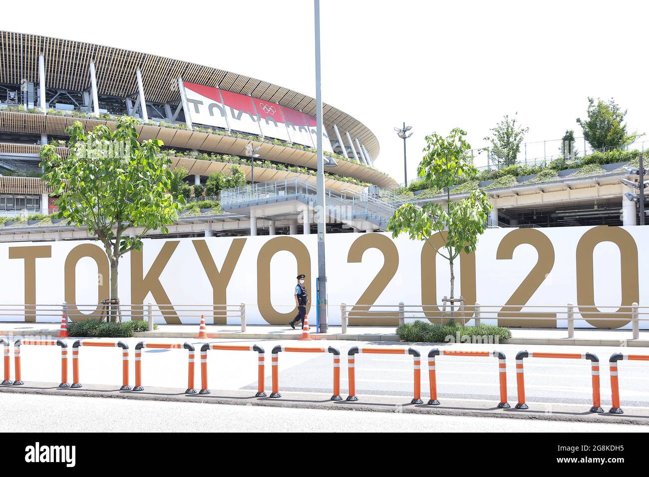 Sicurezza della polizia intorno al nuovo stadio nazionale giapponese (stadio principale di Tokyo 2020). I cittadini giapponesi, lo staff del CIO si preparano mentre i preparativi per l'apertura dello stadio sono in corso a soli 2 giorni di distanza il 21 luglio 2021 a Tokyo, Giappone. (Foto di Kazuki Oishi/Sipa USA) Foto Stock