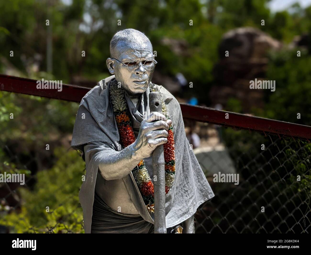 Close shot del duplici Mahatma Gandhi Street performer nel giardino naturale di roccia a Tirumala: Tirumala, Andhra Pradesh, India-Luglio 10.2021 Foto Stock
