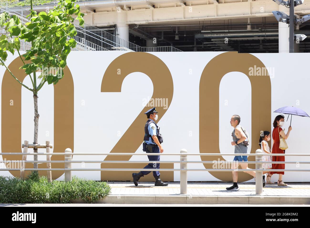 Sicurezza della polizia intorno al nuovo stadio nazionale giapponese (stadio principale di Tokyo 2020). I cittadini giapponesi, lo staff del CIO si preparano mentre i preparativi per l'apertura dello stadio sono in corso a soli 2 giorni di distanza il 21 luglio 2021 a Tokyo, Giappone. (Foto di Kazuki Oishi/Sipa USA) Foto Stock