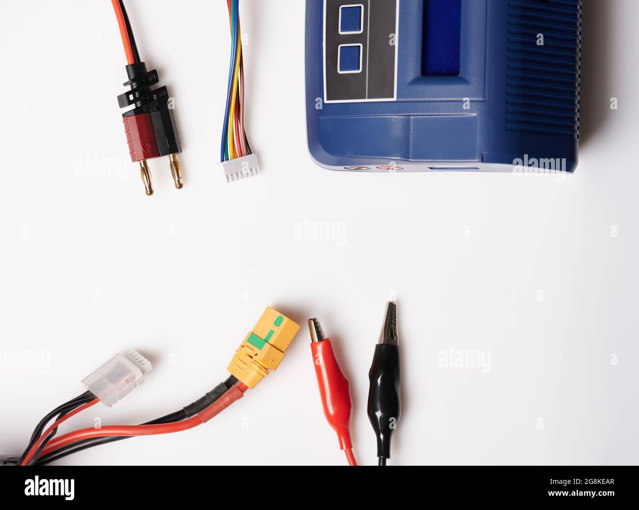 Cavi elettrici e collegamento caricabatterie isolati su sfondo studio Foto Stock