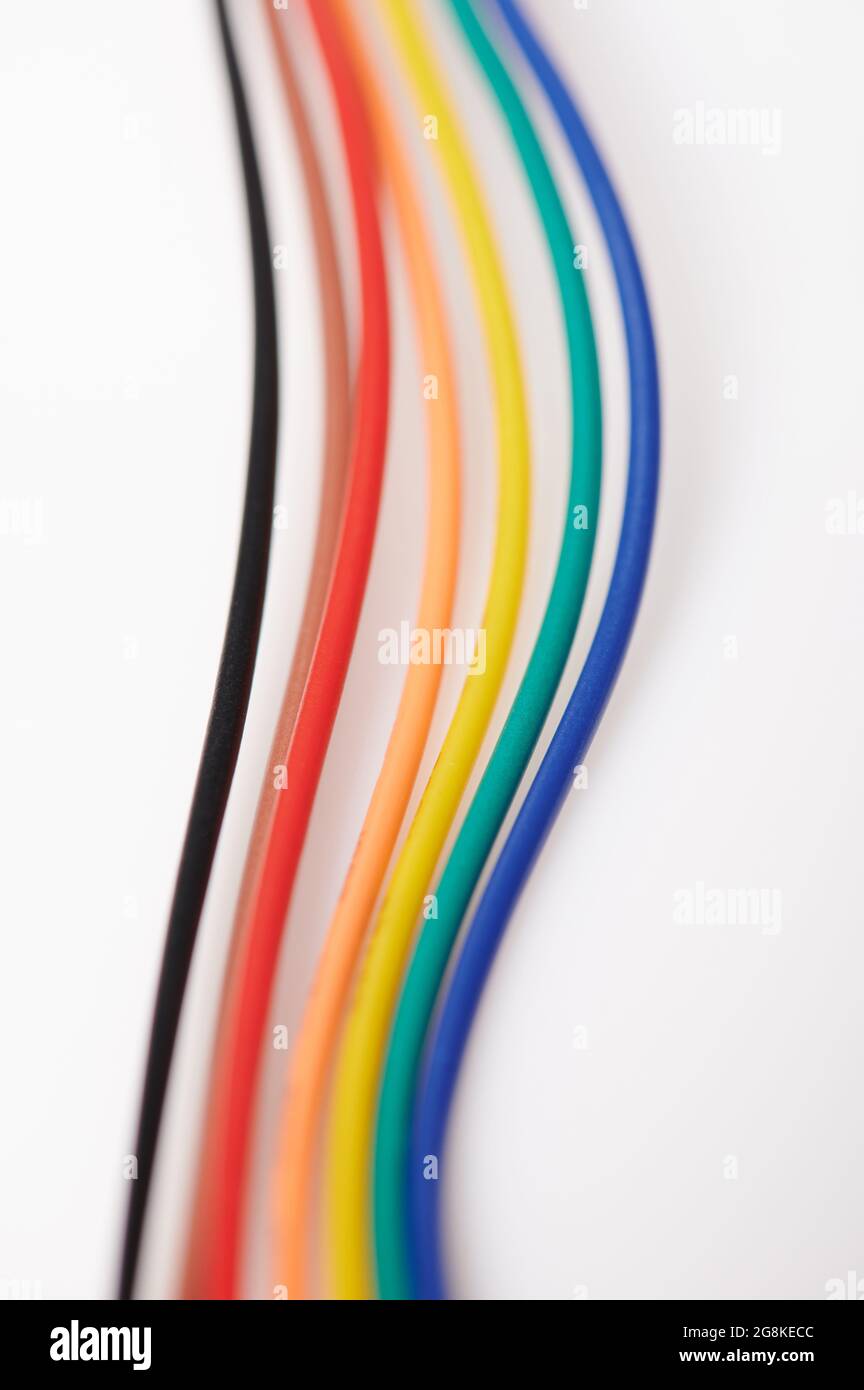 Linee di cavi colorate isolate su sfondo bianco dello studio Foto Stock