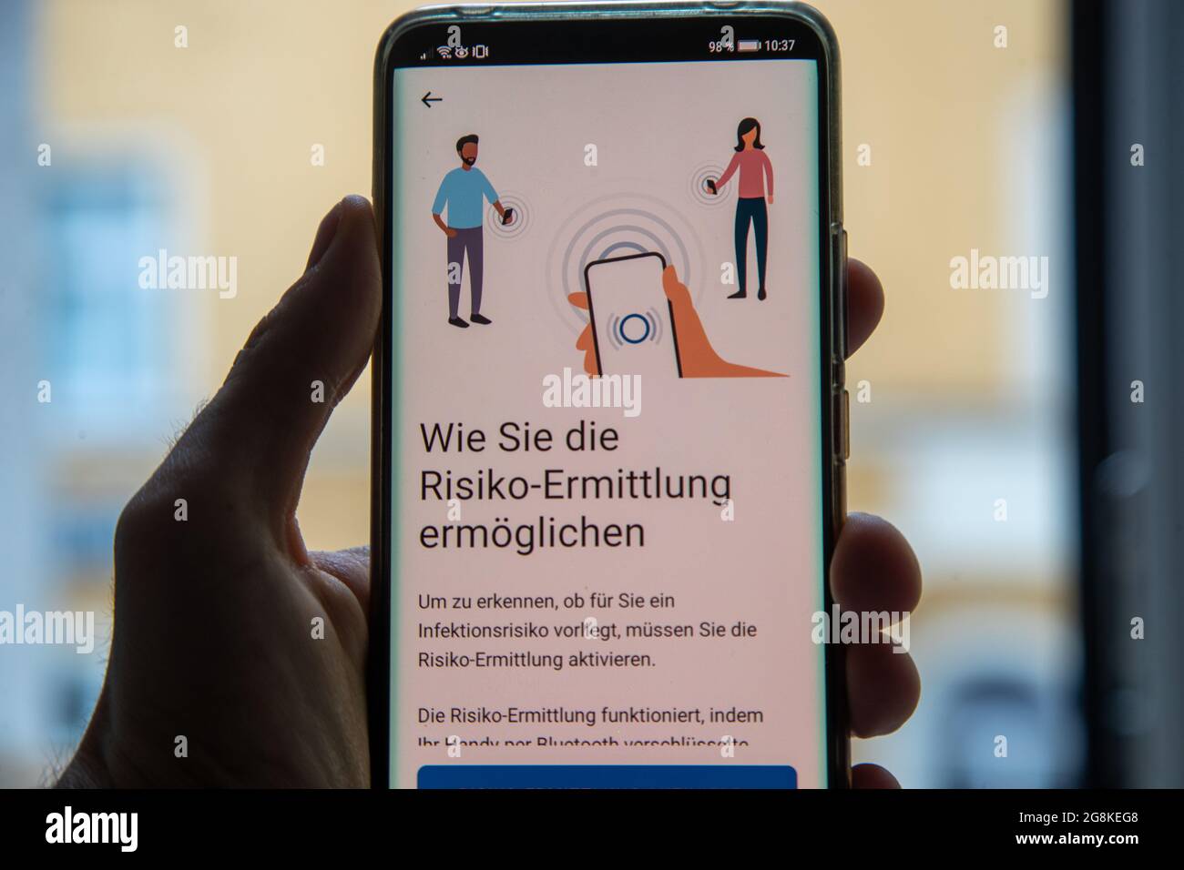 Die App erklärt vor dem Start, wie die Risiko-Ermittlung funktioniert. Die Corona App der Bundesregierung wurde heute veröffentlicht. Die Warnapp soll die Menschen warnen, wenn es einen fall des Corona Virus in ihrer Nähe gab und so die Ausbreitung von Covid-19 in der Bundesrepublik stopen. München, 16. Luglio 2020. (Foto di Alexander Pohl/Sipa USA) Foto Stock