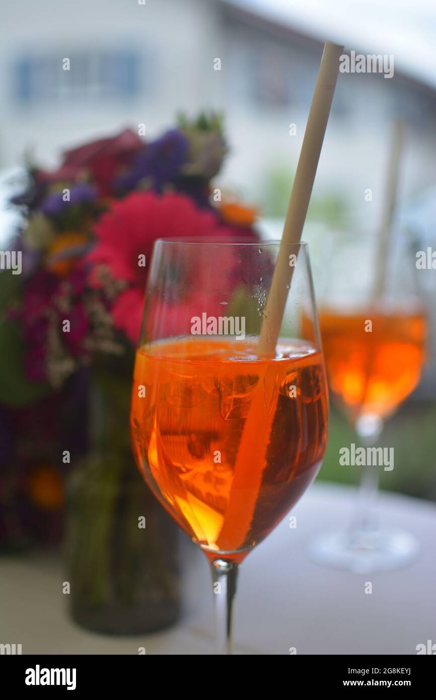 Aperol Spritz cocktail in un matrimonio di fronte ai fiori Foto Stock
