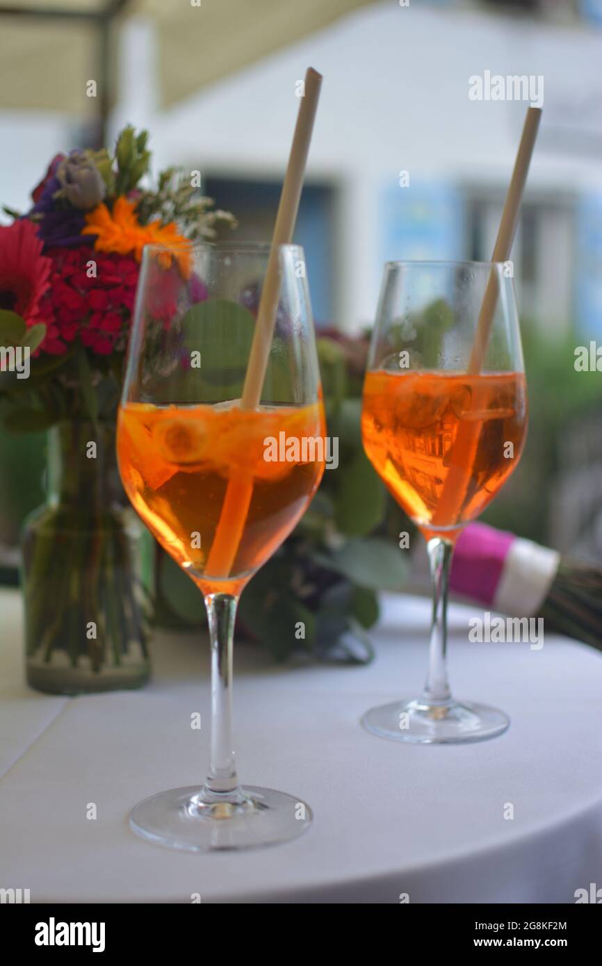 Aperol Spritz cocktail in un matrimonio di fronte ai fiori Foto Stock