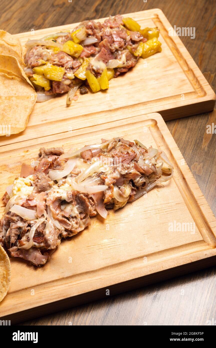 Pallino verticale di carne cotta tritata con cipolle e patate su tavole di legno Foto Stock