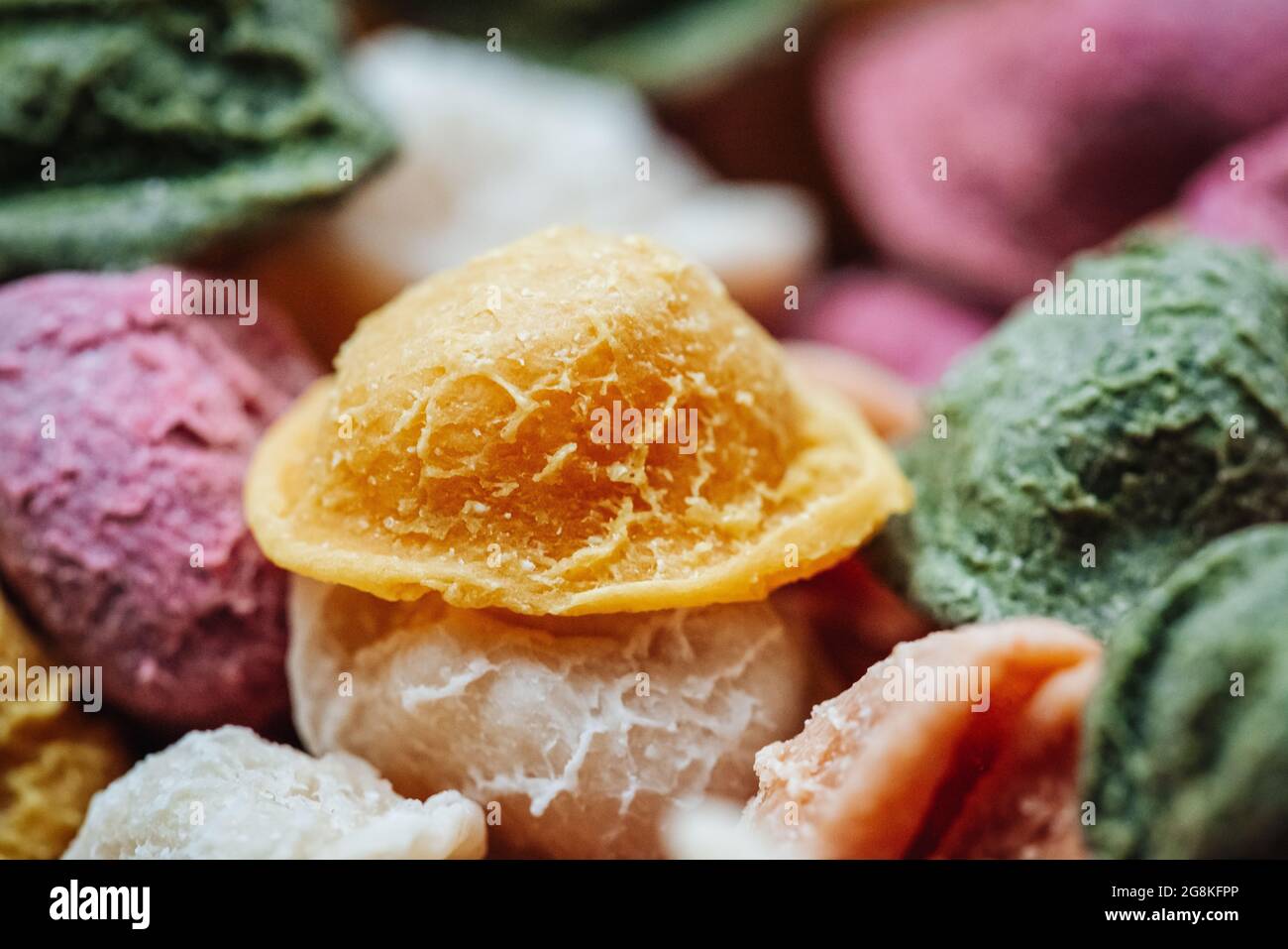 Orecchiette pugliesi fatte a mano, fatte con sapori naturali come curcuma, barbabietola, spinaci, peperoncino Foto Stock