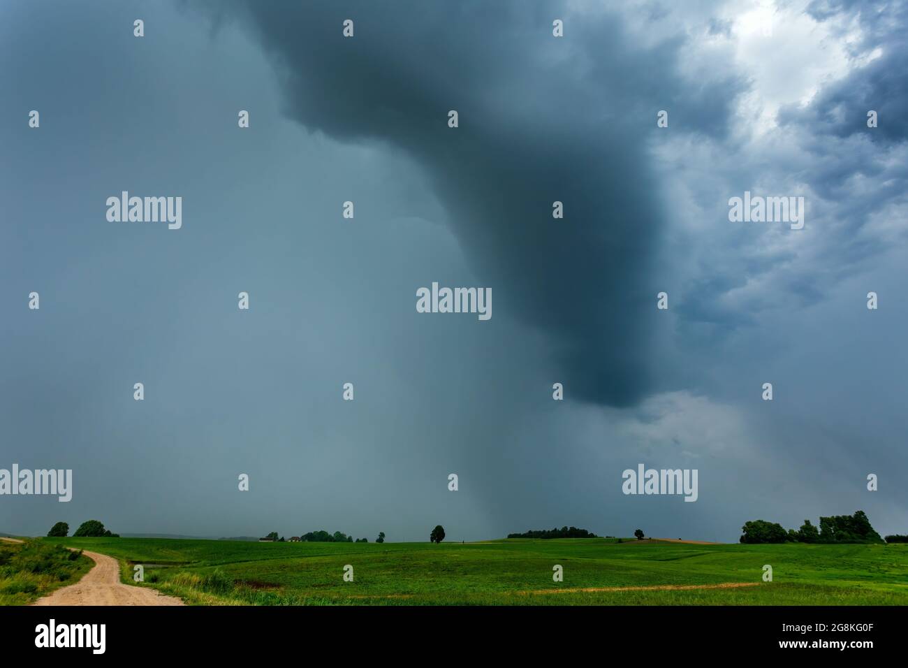 Un forte scoppio di piogge torrenziali che allagano inondazioni Foto Stock
