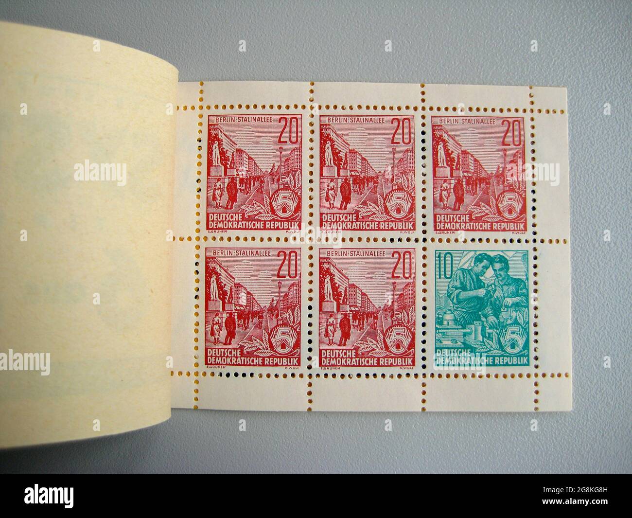 DDR [Deutsche Demokratische Republik (Repubblica democratica tedesca), nome ufficiale dell'ex Germania orientale] francobollo da 20 pf e 10 pf Foto Stock