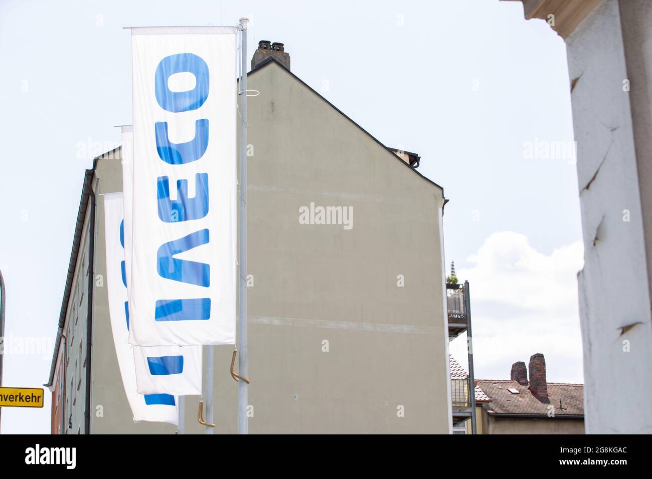 Bamberg, Germania. 10 luglio 2019. Iveco Fahnen im Wind. Iveco ist ein italienischer Nutzfahrzeughersteller, der 1975 in Torino gegründet wurde. Das Unternehmen ist heute Teil von CNH Industrial. (Foto di Alexander Pohl/Sipa USA) Credit: Sipa USA/Alamy Live News Foto Stock