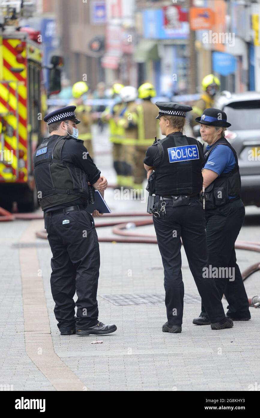 Maidstone, Kent, Regno Unito. Servizi di emergenza che assistono a un grande incendio nel centro città. 14 luglio 2021. Foto Stock