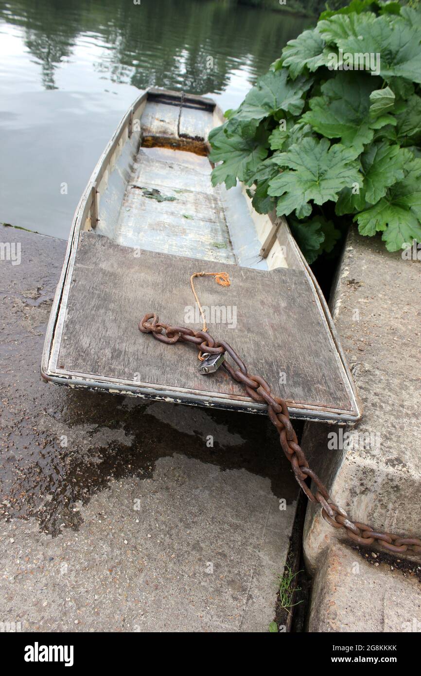 Oxford punt saldamente collegato, incatenato e risucchiato sulla riva del fiume Isis (Tamigi) Foto Stock