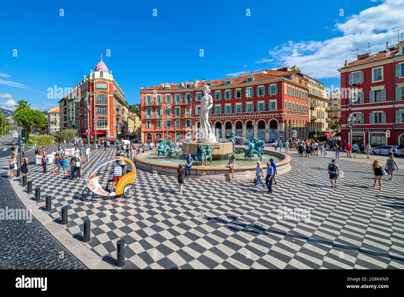 Persone su Place Massena - principale piazza storica e famosa della città  di Nizza con Fontaine du Soleil e la statua di Apollo Foto stock - Alamy