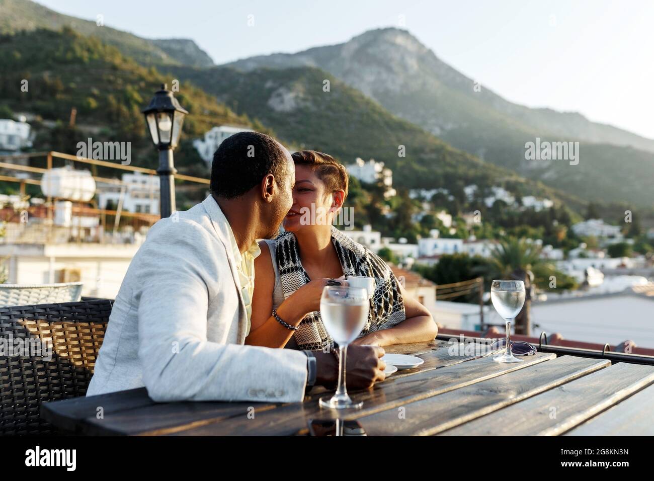 Coppia multirazziale felice bere cocktail in estate soleggiato tramonto giorno, multiculturale coppia e concetto di famiglia. Foto Stock