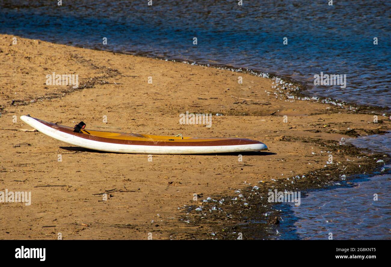 Una tavola da surf si trova sulla spiaggia pronta per essere utilizzata Foto Stock