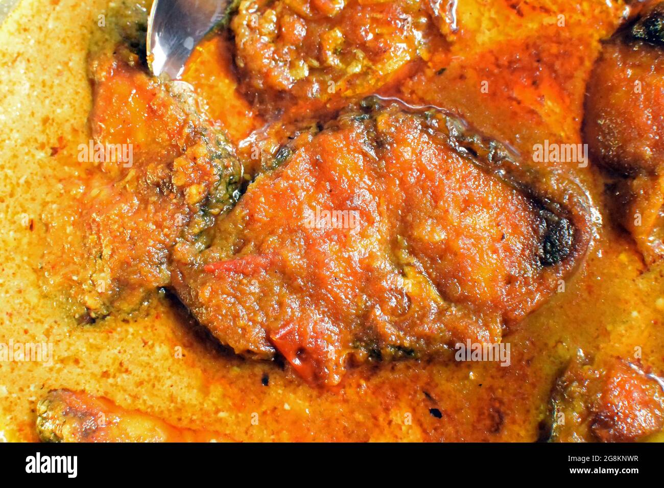Pesce Rohu (labeo rohita) kalia - un delizioso piatto di pesce preferito dai Bengalesi indiani. È ampiamente disponibile nei paesi del sud-est asiatico compreso Foto Stock