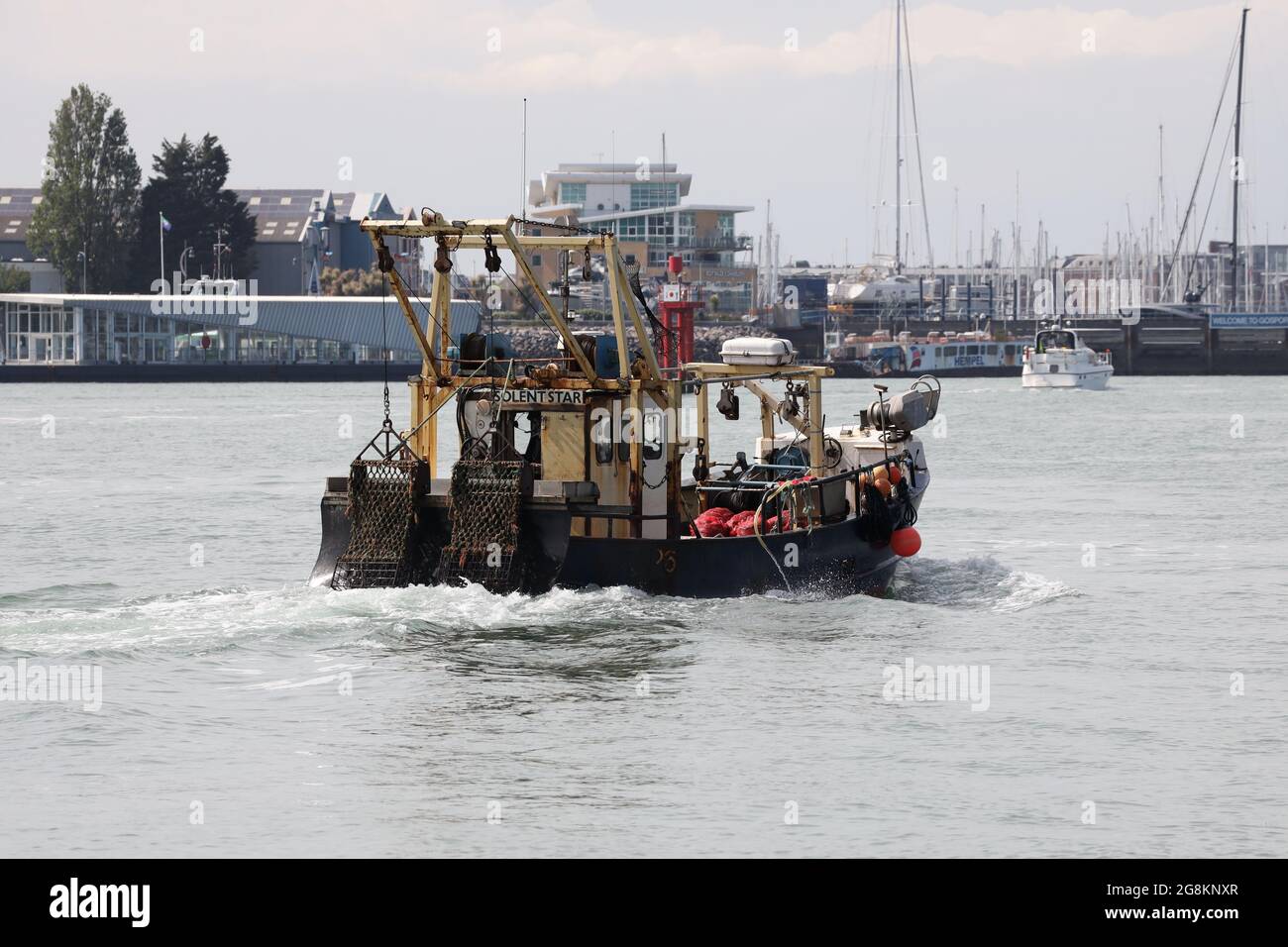 La nave da pesca SOLENT STELLA (P6) nel porto in direzione dei moli di Camber Foto Stock