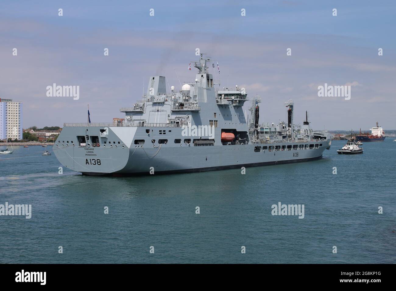 La nave cisterna per il rifornimento ausiliario della Royal Fleet TIDESURGE (A138) si dirige verso un ormeggio nella base navale Foto Stock