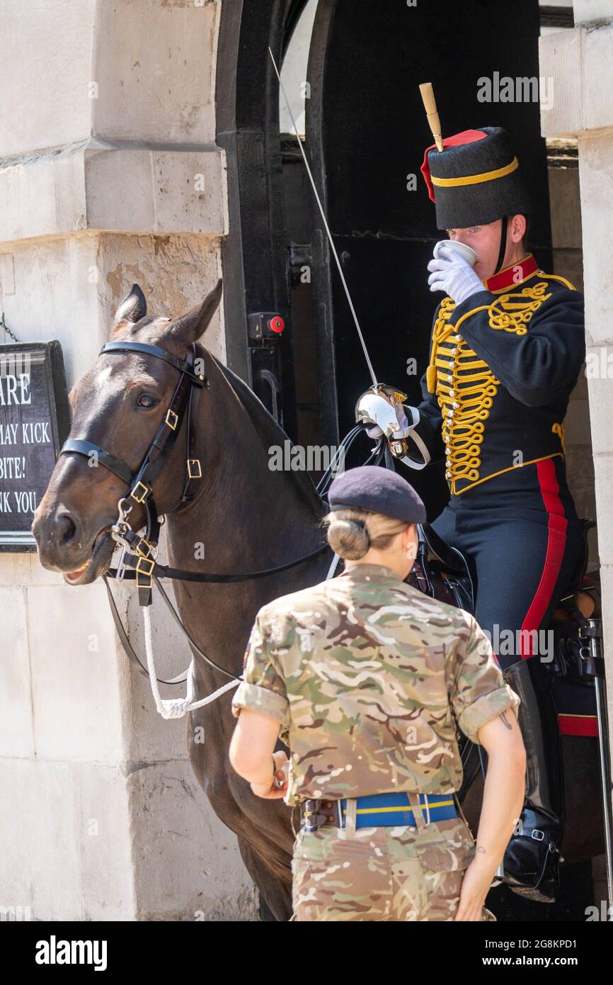 Londra, Regno Unito. 21 luglio 2021. UK WEATHER Mounted Guards of the Royal Horse Artillery Take refreshment in the heat as guard l'ingresso a Horse Guards Parade, Londra, UK Credit: Ian Davidson/Alamy Live News Foto Stock