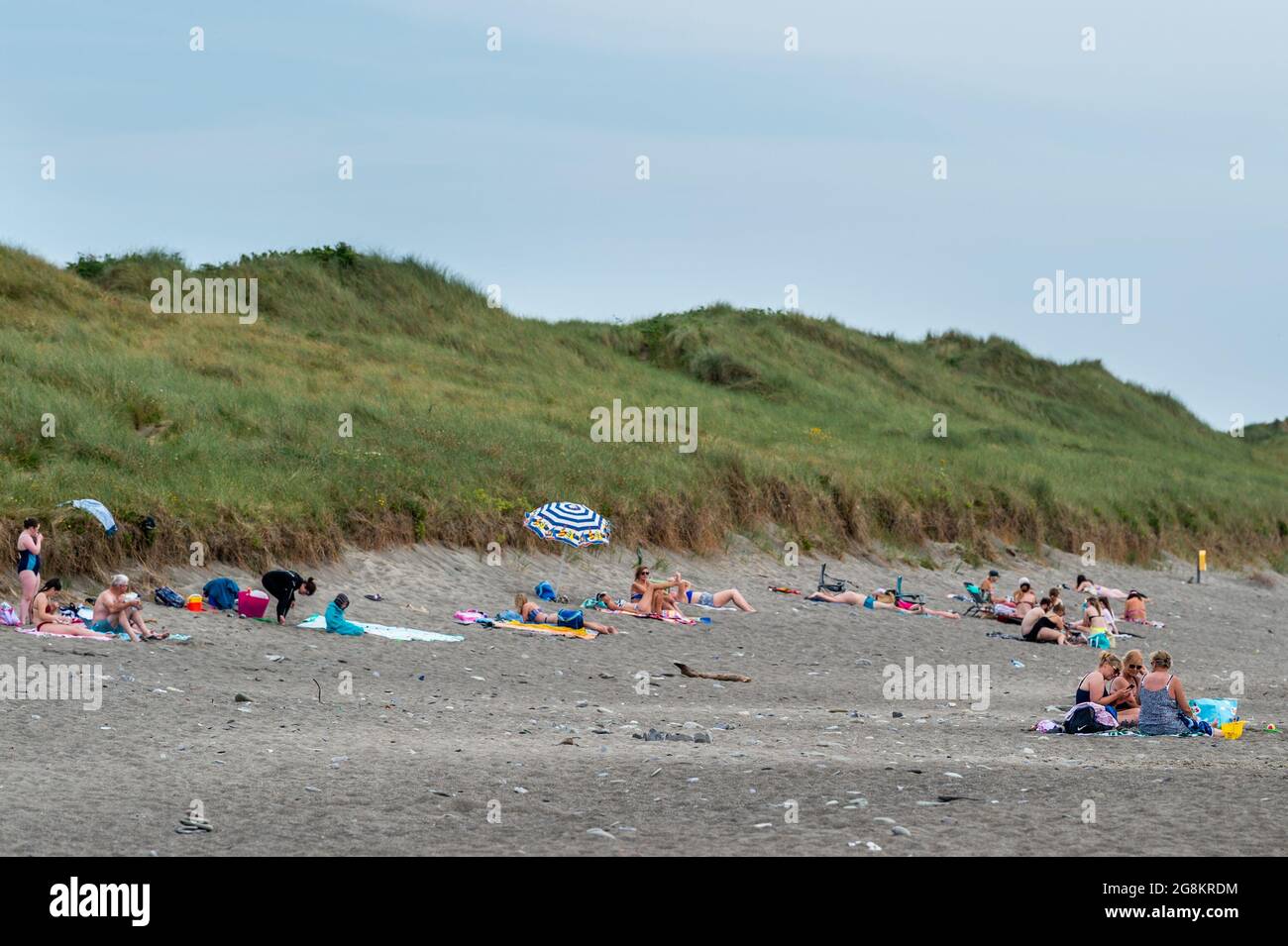 Long Strand, West Cork, Irlanda. 21 luglio 2021. Nonostante oggi sia il giorno più caldo dell'anno, sia le spiagge di Owenahincha che di Long Strand erano tranquille. Credit: AG News/Alamy Live News Foto Stock