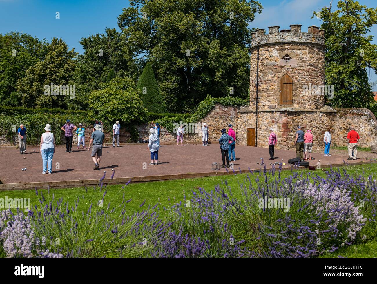 Haddington, East Lothian, Scozia, Regno Unito, 21 luglio 2021. Sessione di coaching U3A Pétanque SPA: Colin (Monty) e Margaret (Mags) Montgomery, entrambi i pullman SPA (Scottish Pétanque Association) offrono una lezione al locale club di Pétanque dell'Università della 3a Età in uno dei giorni più caldi dell'anno nei giardini panoramici di Lady Kitty's Garden. Pétanque è una forma di boules, giocato con regole leggermente diverse Foto Stock