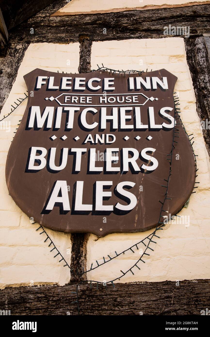 Regno Unito, Inghilterra, Worcestershire, Bretforton, Fleece Inn, Old Mitchells e Butlers Ales segno Foto Stock