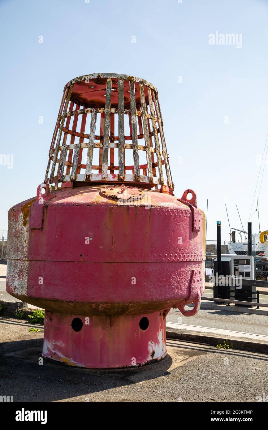 Vecchia grande boa di metallo rosso sul porto di Penzance, Cornovaglia in una giornata estremamente calda nel mese di luglio con 31C. Foto Stock