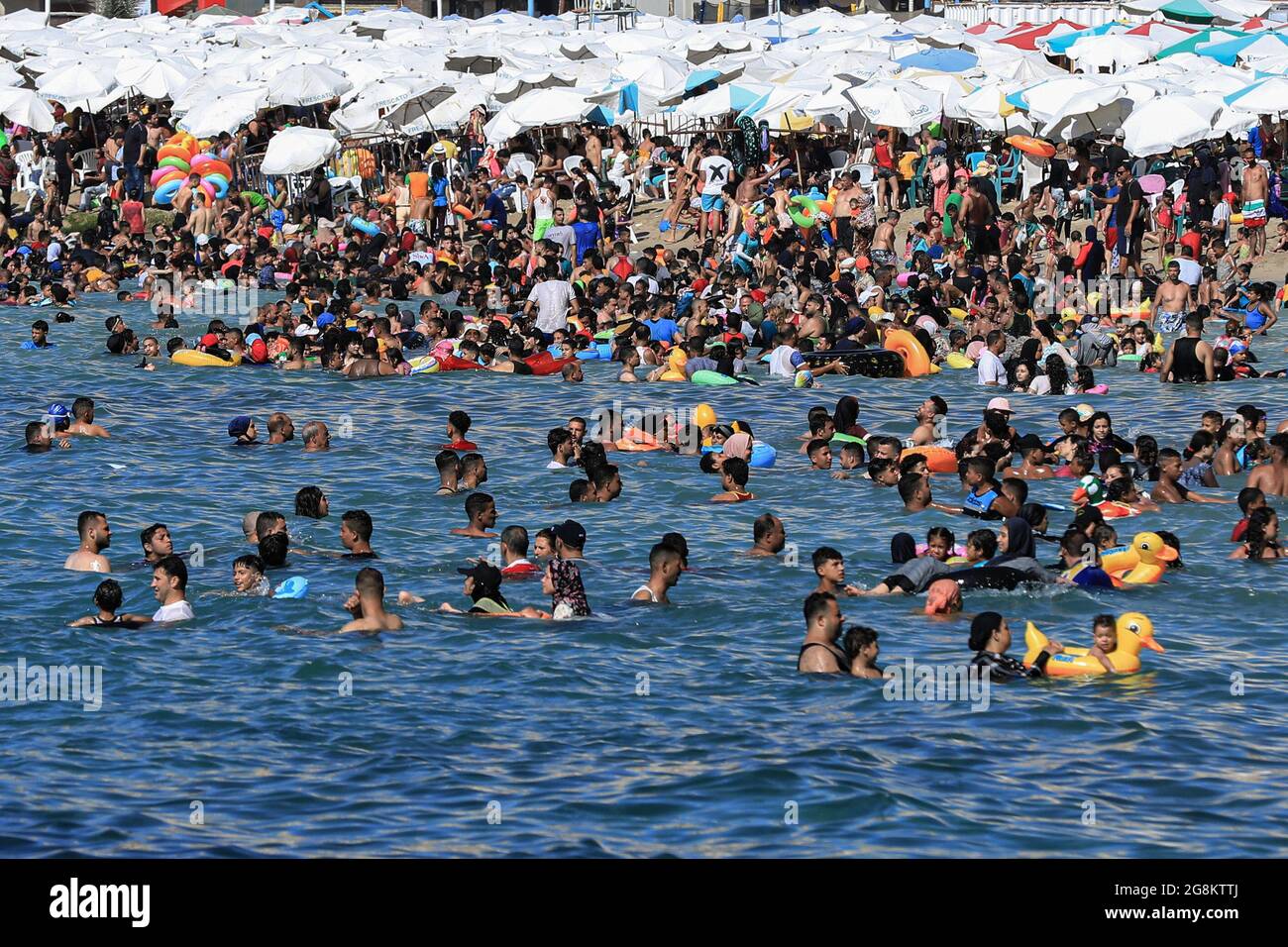 Alessandria, Egitto. 21 luglio 2021. Decine di egiziani si riuniscono alla spiaggia pubblica di Alexandria a Miami, in mezzo a un'ondata di caldo che coincise con la vacanza annuale musulmana Eid al-Adha. Credit: Hazem Gouda/dpa/Alamy Live News Foto Stock