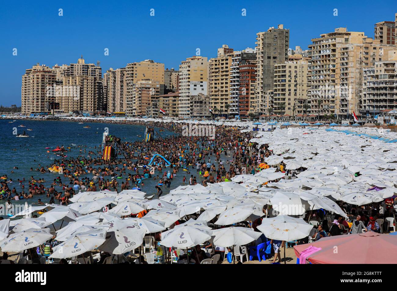 Alessandria, Egitto. 21 luglio 2021. Decine di egiziani si riuniscono alla spiaggia pubblica di Alexandria a Miami, in mezzo a un'ondata di caldo che coincise con la vacanza annuale musulmana Eid al-Adha. Credit: Hazem Gouda/dpa/Alamy Live News Foto Stock